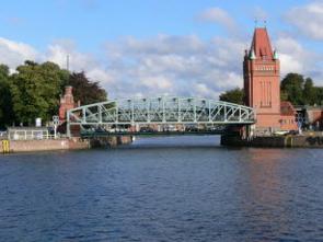 Foto: Hubbrücke am Burgtor in Lübeck