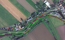 Kartenansicht zeigt einen Teil des Flussverlaufs der Pinnau mit Deichschadensflächen darüber gelegt Kartenansicht zeigt einen Teil des Flussverlaufs der Pinnau mit Deichschadensflächen darüber gelegt