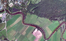 Kartenansicht zeigt einen Teil des Flussverlaufs der Stör mit Deichschadensflächen darüber gelegt