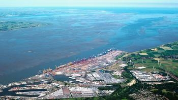 Das Bild zeigt das Containerterminal Bremerhaven mit Außenweser Das Bild zeigt das Containerterminal Bremerhaven mit Außenweser