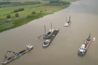 Abrufbare Filme geben einen Überblick zur Umsetzung der Fahrrinnenanpassung von 2019 bis 2021.  Abrufbare Filme geben einen Überblick zur Umsetzung der Fahrrinnenanpassung von 2019 bis 2021.